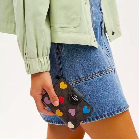 NWT Coach Medium Corner Zip Wallet in Signature Canvas with Heart Print - Picture 5 of 5